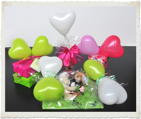 Geschenke mit Mini-Herzluftballons