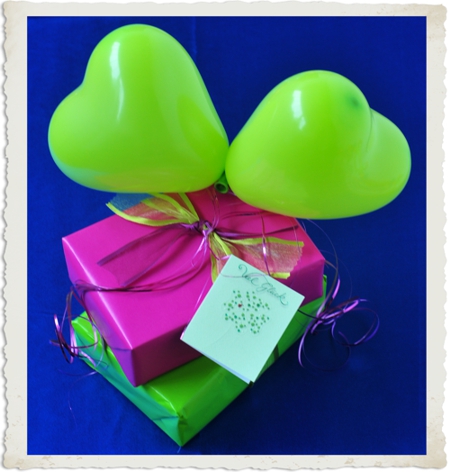 Geschenkdekoration mit kleinen Herzluftballons