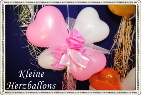 kleine herzluftballons dekoriert mit zierschleife zur hochzeit